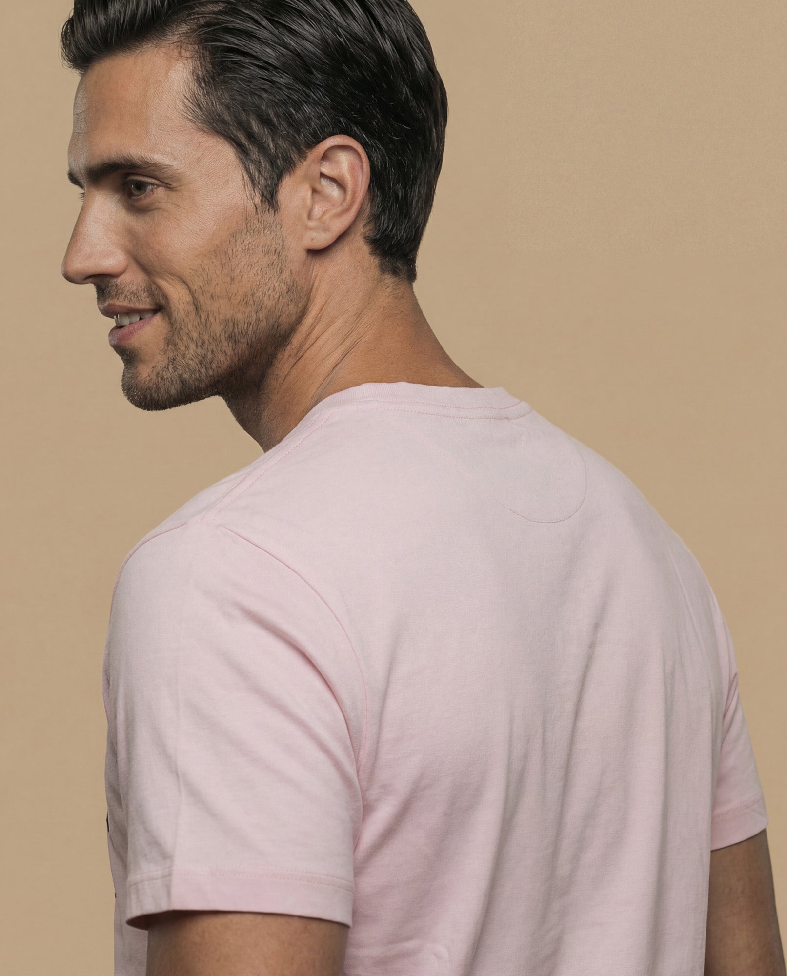 Camiseta manga corta con estampado gráfico universitario para hombre - Rosa 34_345F337_ROS142806_6