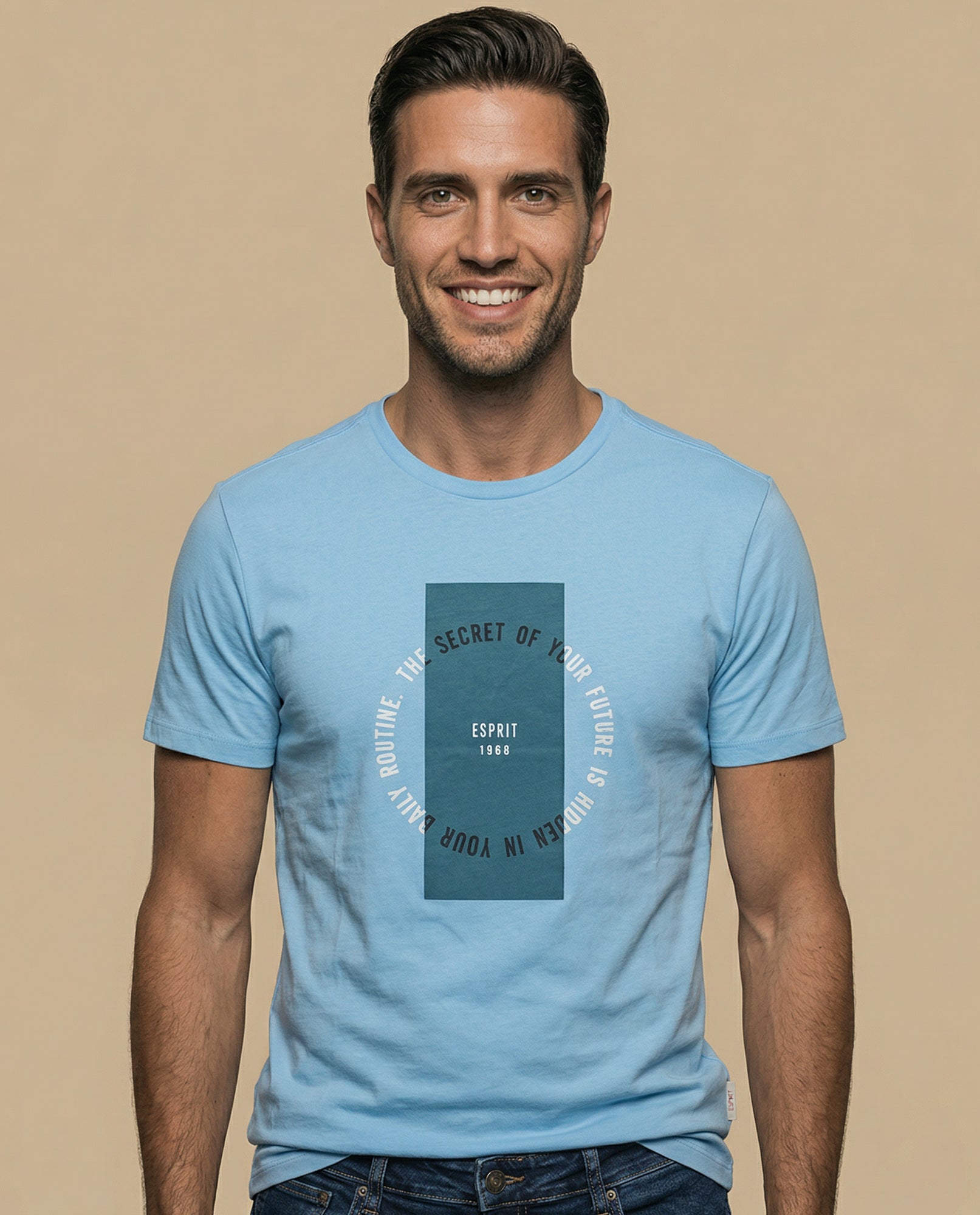 Camiseta con estampado gráfico frontal y texto circular - Azul 34_345F341_AZU144123_0