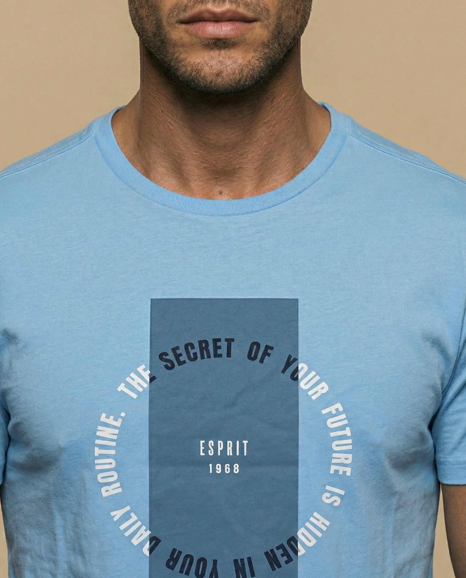 Camiseta con estampado gráfico frontal y texto circular - Azul