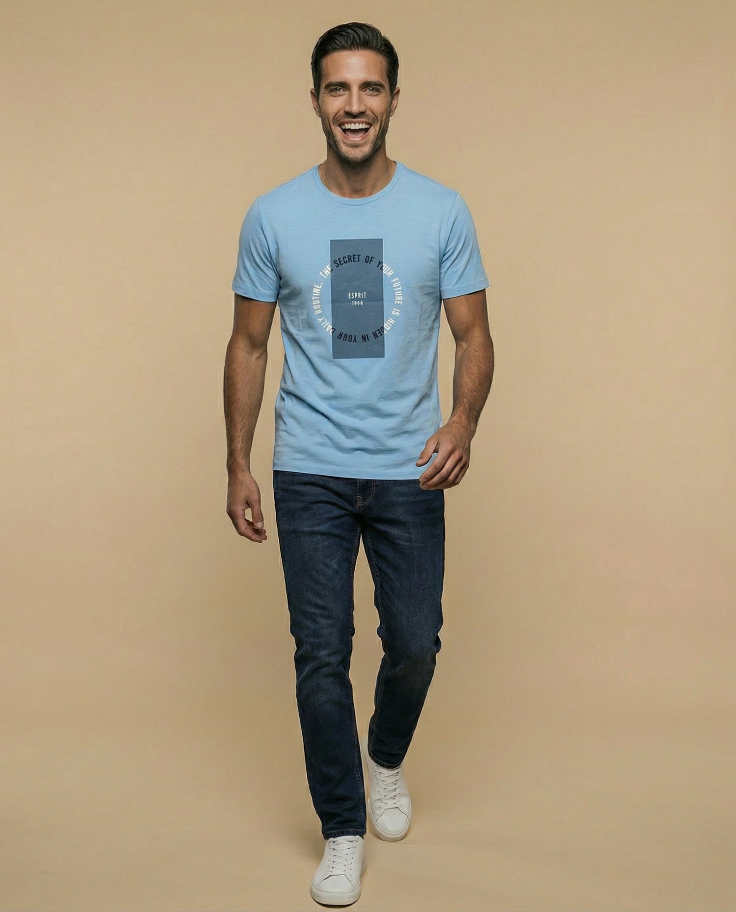 Camiseta con estampado gráfico frontal y texto circular - Azul
