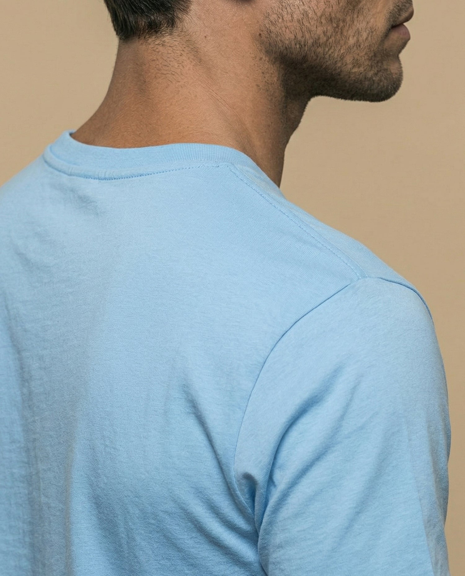 Camiseta con estampado gráfico frontal y texto circular - Azul