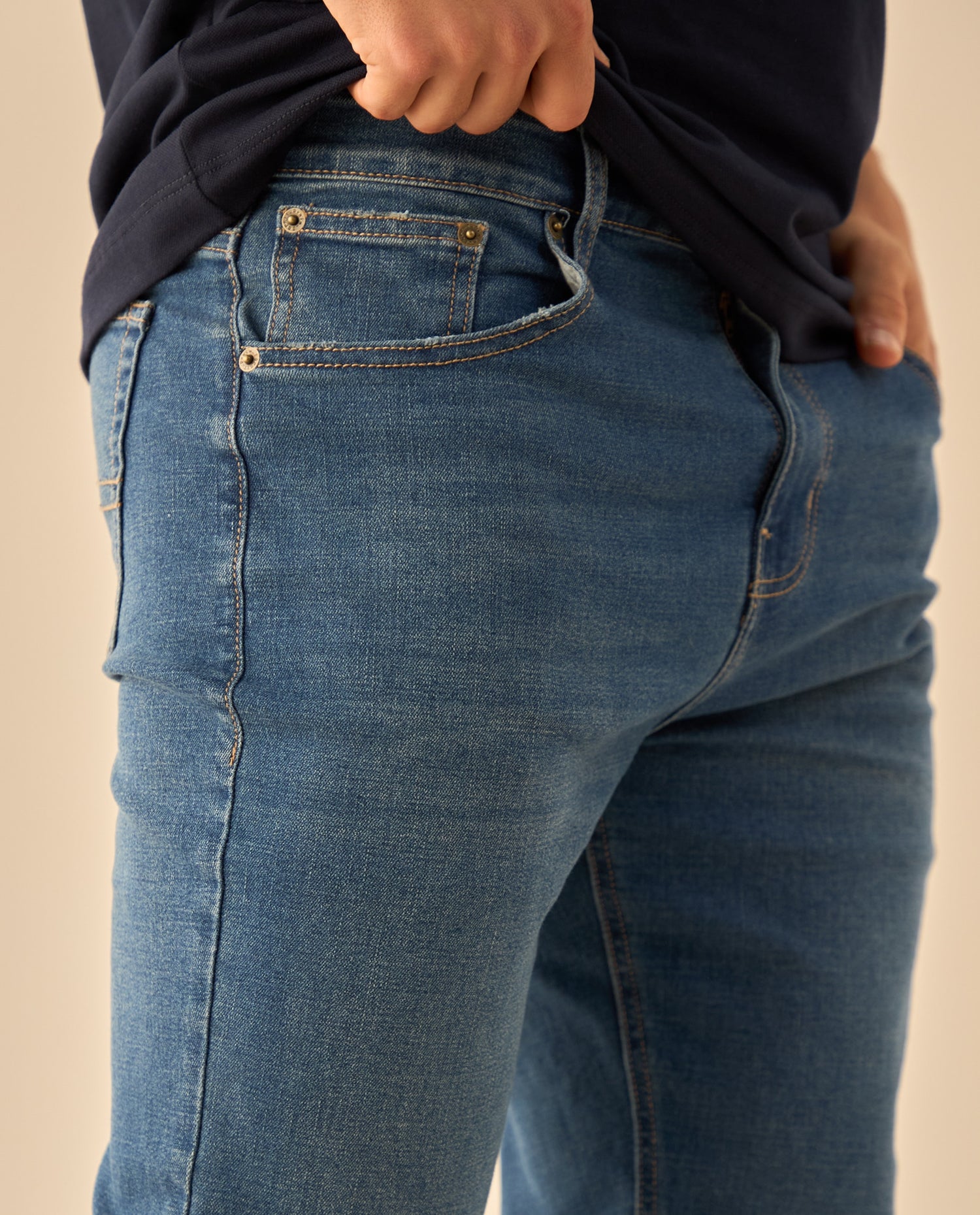 Jean Slim Fit con Costuras Contrastantes - Azul