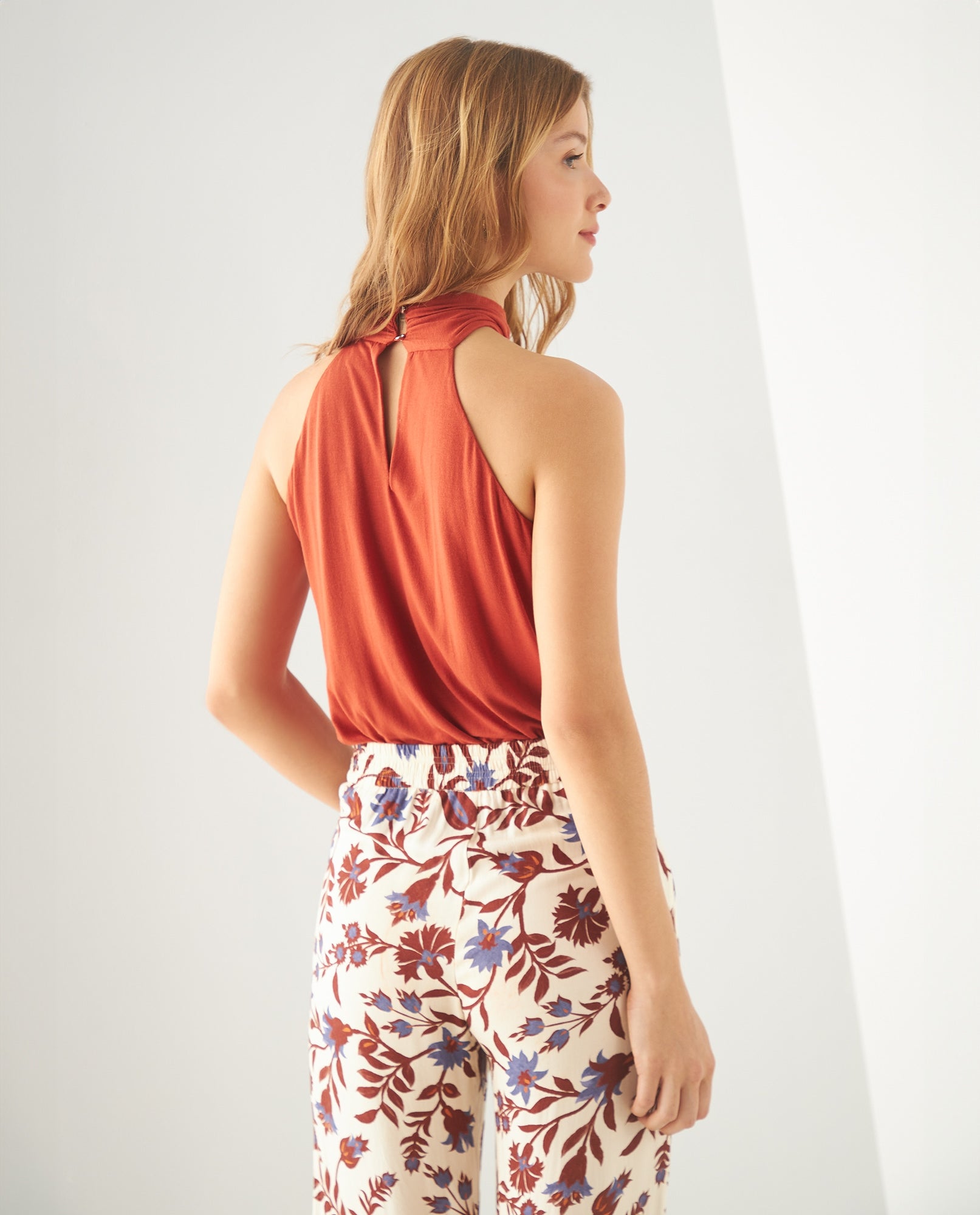 Camiseta cuello halter para mujer - Café 34_401F008_CAF191230_4
