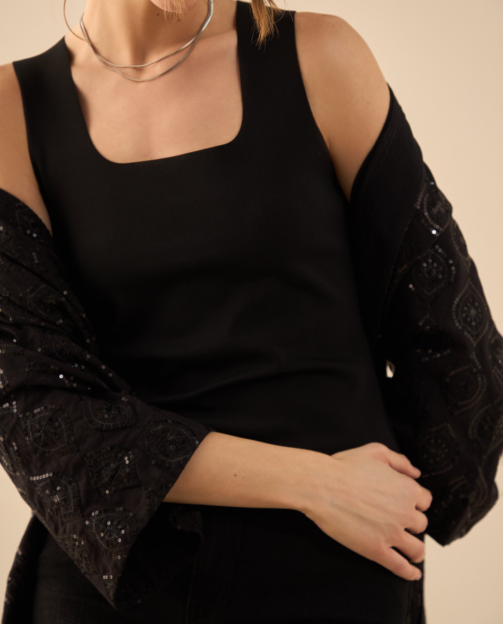 Camisa de silueta ajustada para mujer - Negro 34_402G220_NEG193909_5
