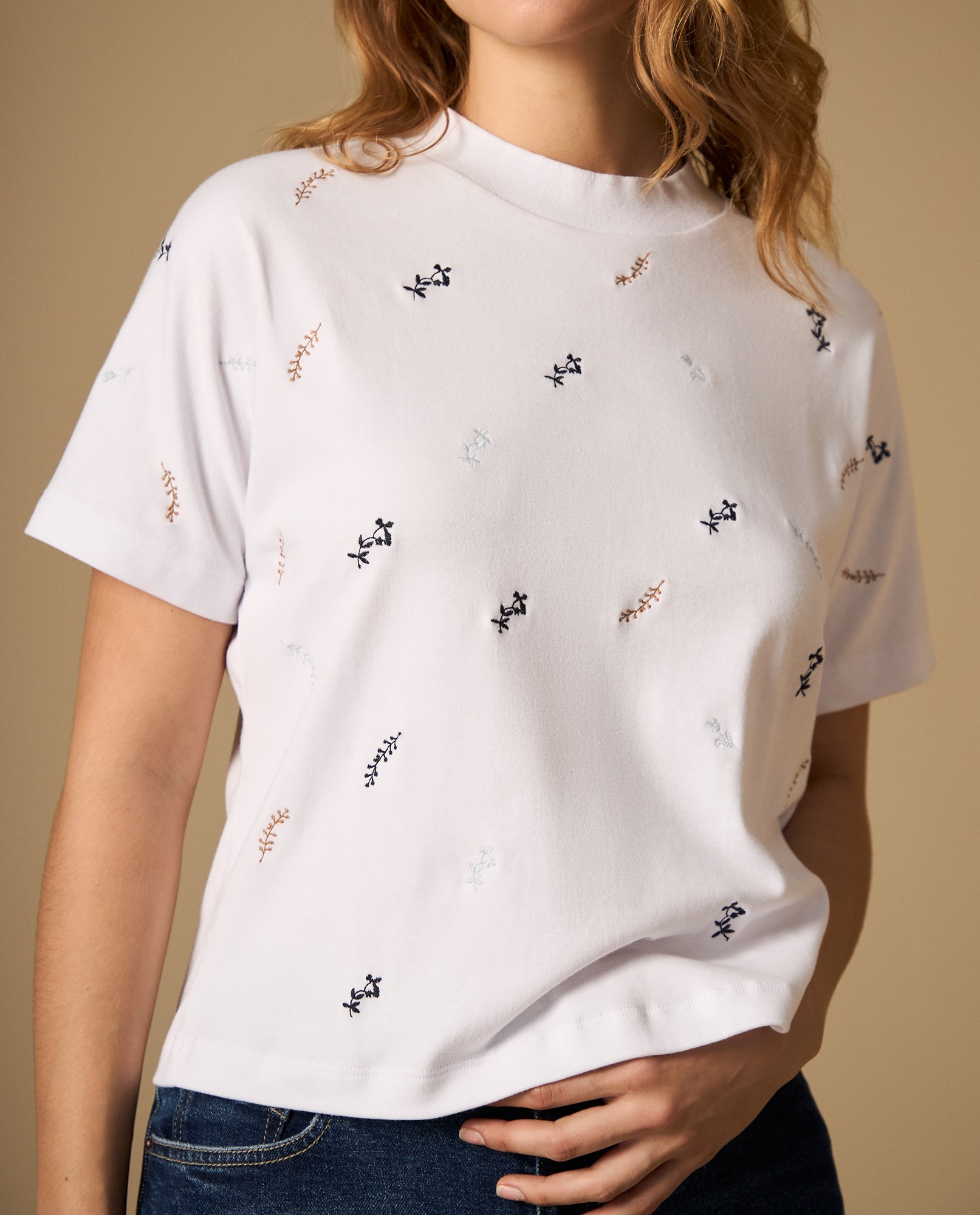 Camiseta manga corta con bordado floral - Blanco 34_402H007_BLA114001_4