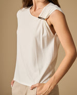 Camiseta con detalle metálico y escote asimétrico - Crudo