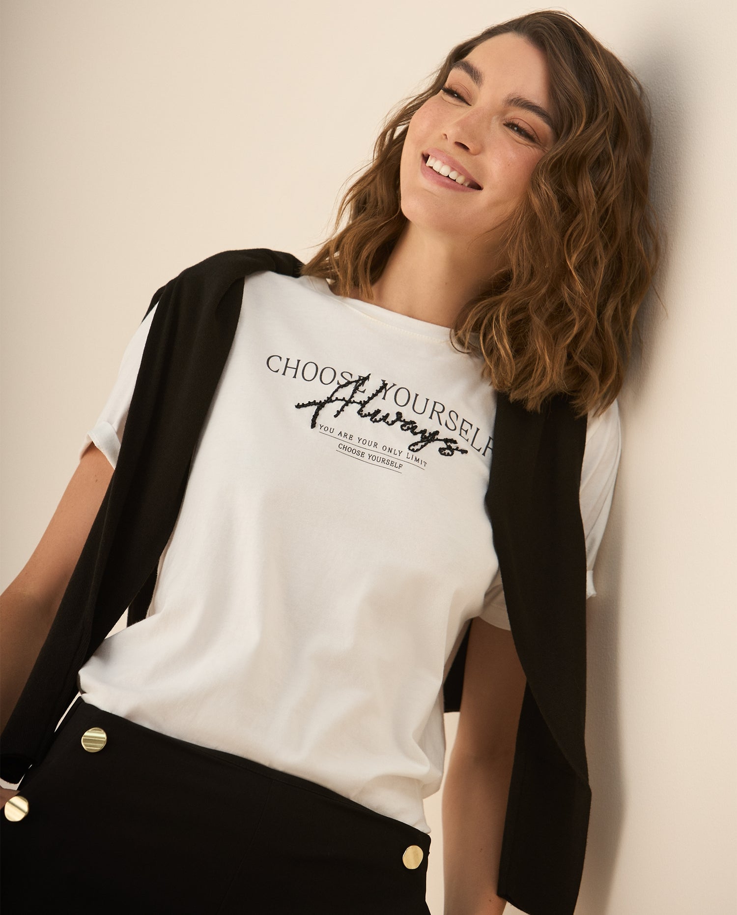 Camiseta maga corta con estampado y bordado para mujer - Crudo