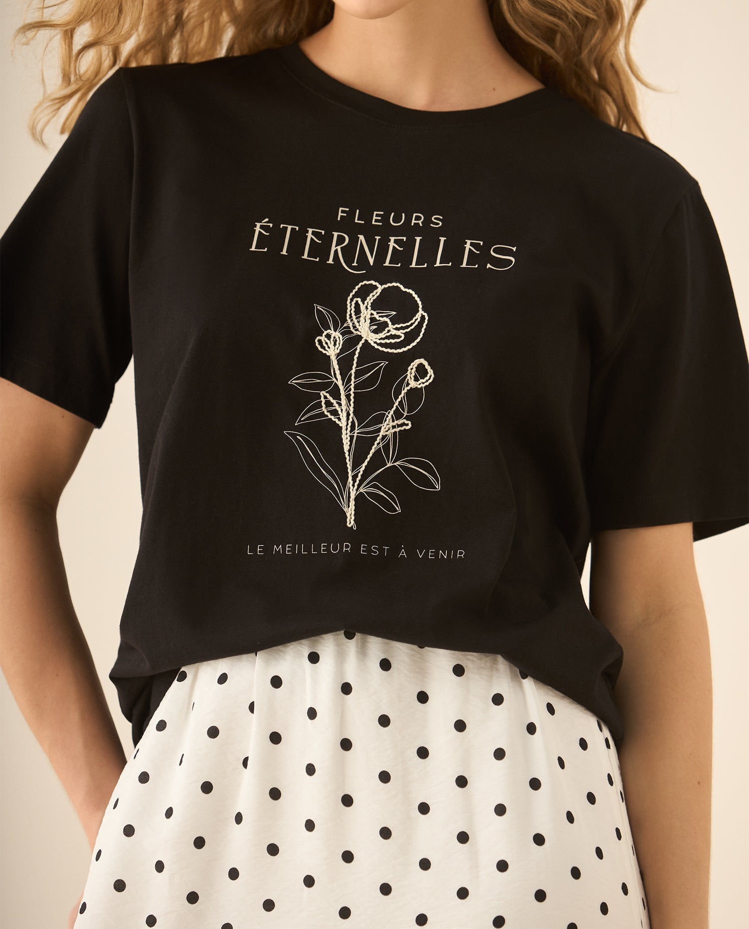 Camiseta maga corta con estampado y bordado para mujer - Negro
