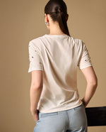 Camiseta Blanca con Tachuelas Metálicas - Blanco