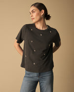 Camiseta Negra con Bordados Florales Dorados - Negro