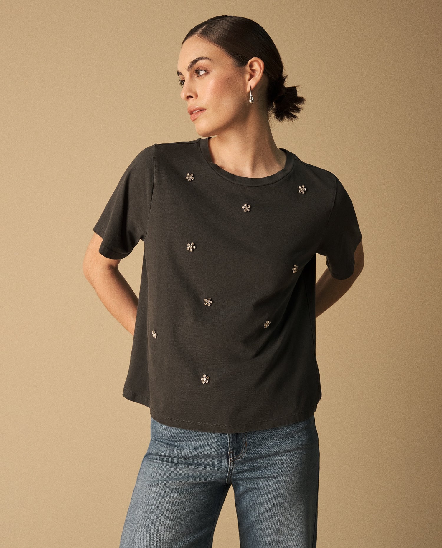 Camiseta Negra con Bordados Florales Dorados - Negro