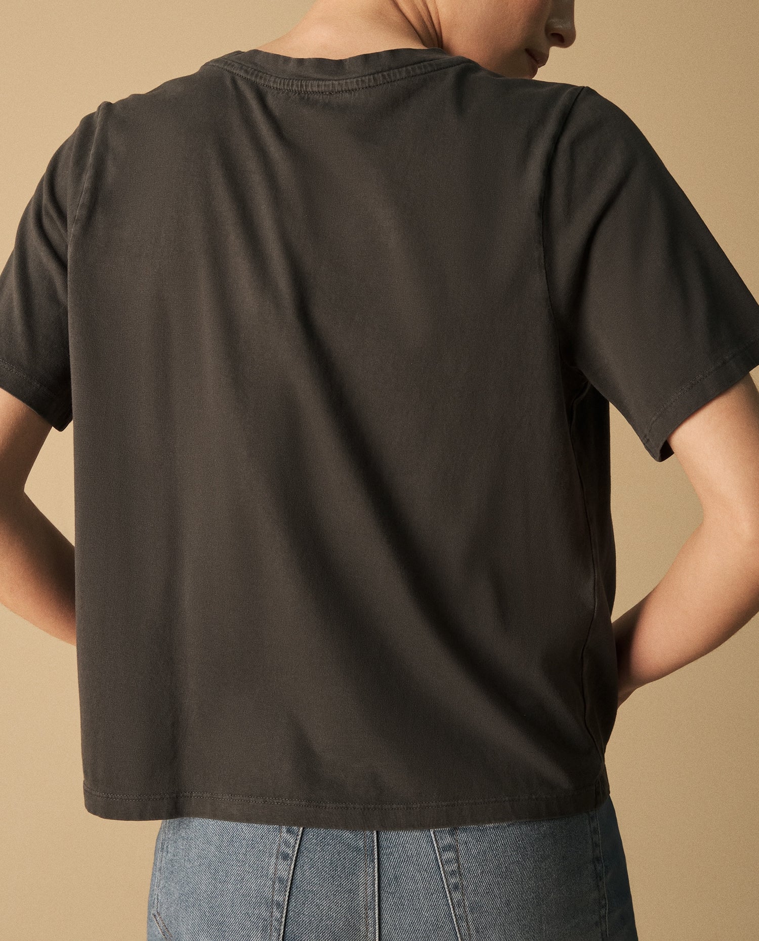 Camiseta Negra con Bordados Florales Dorados - Negro