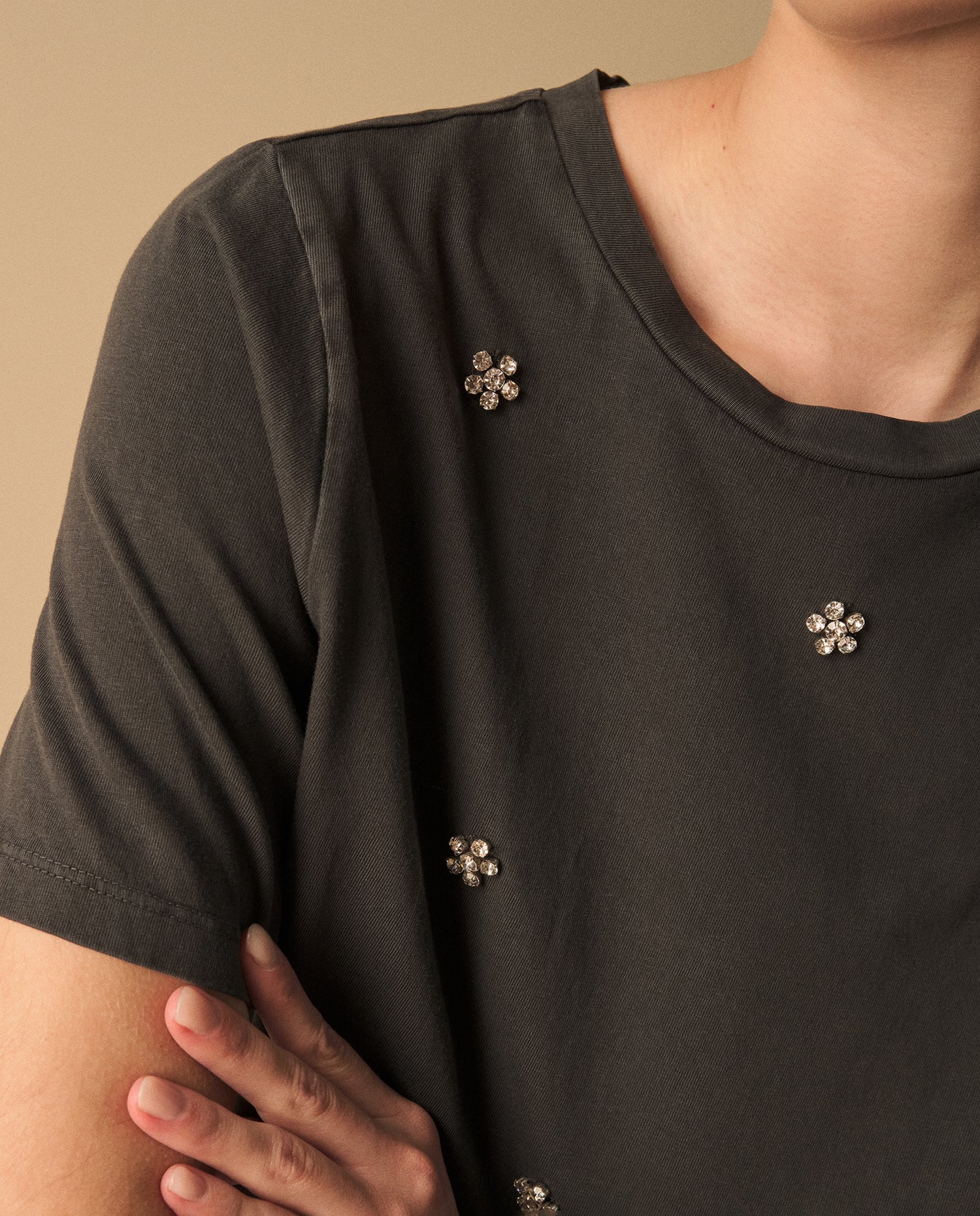 Camiseta Negra con Bordados Florales Dorados - Negro