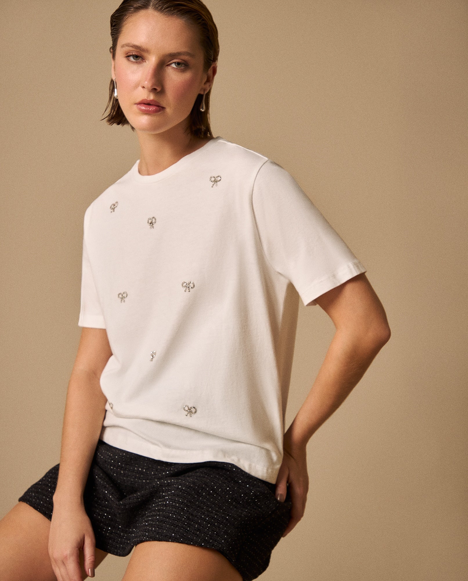 Camiseta Blanca con Bordados de Lazos - Blanco 34_409G213_BLA110700_0