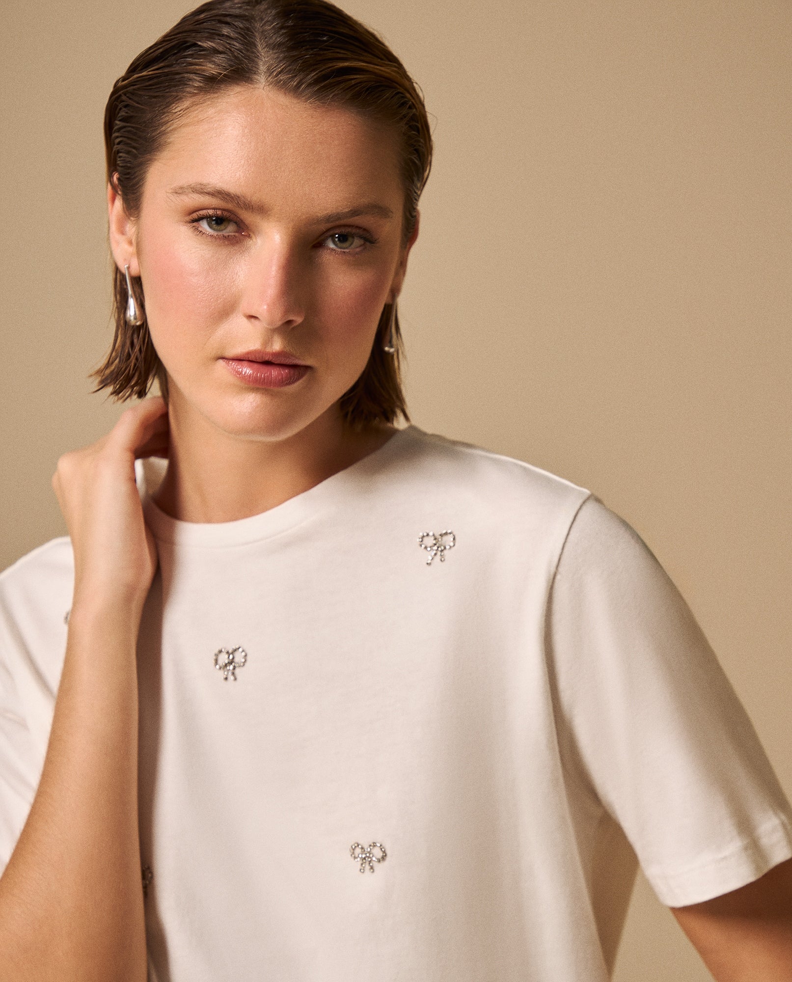 Camiseta Blanca con Bordados de Lazos - Blanco 34_409G213_BLA110700_3