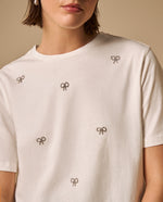 Camiseta Blanca con Bordados de Lazos - Blanco
