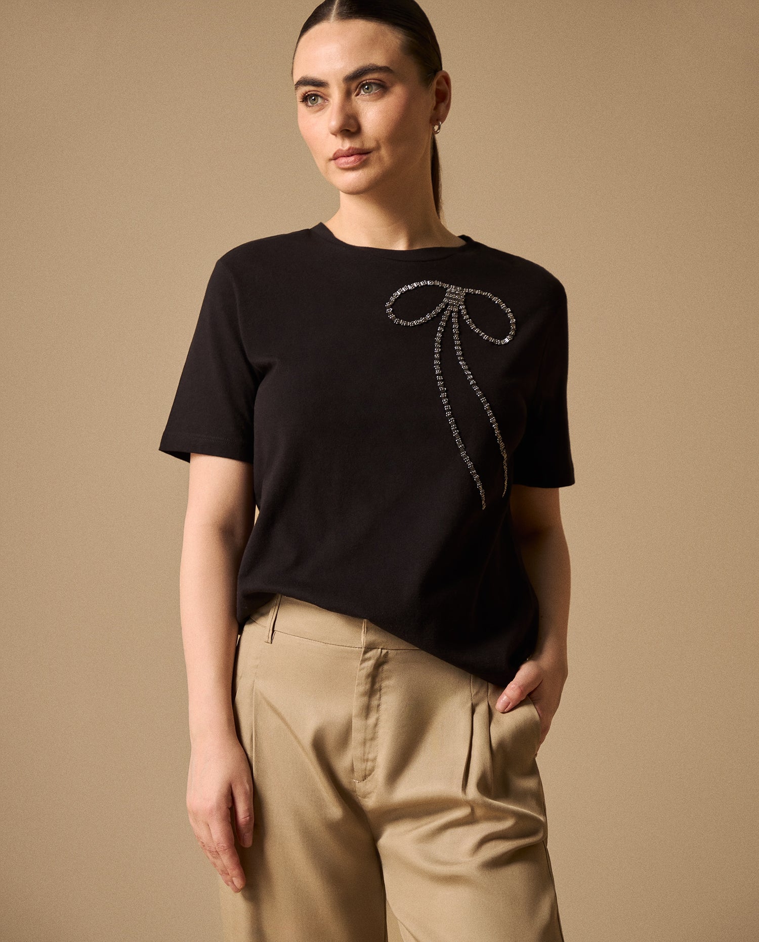 Camiseta Negra con Aplicación de Strass - Negro