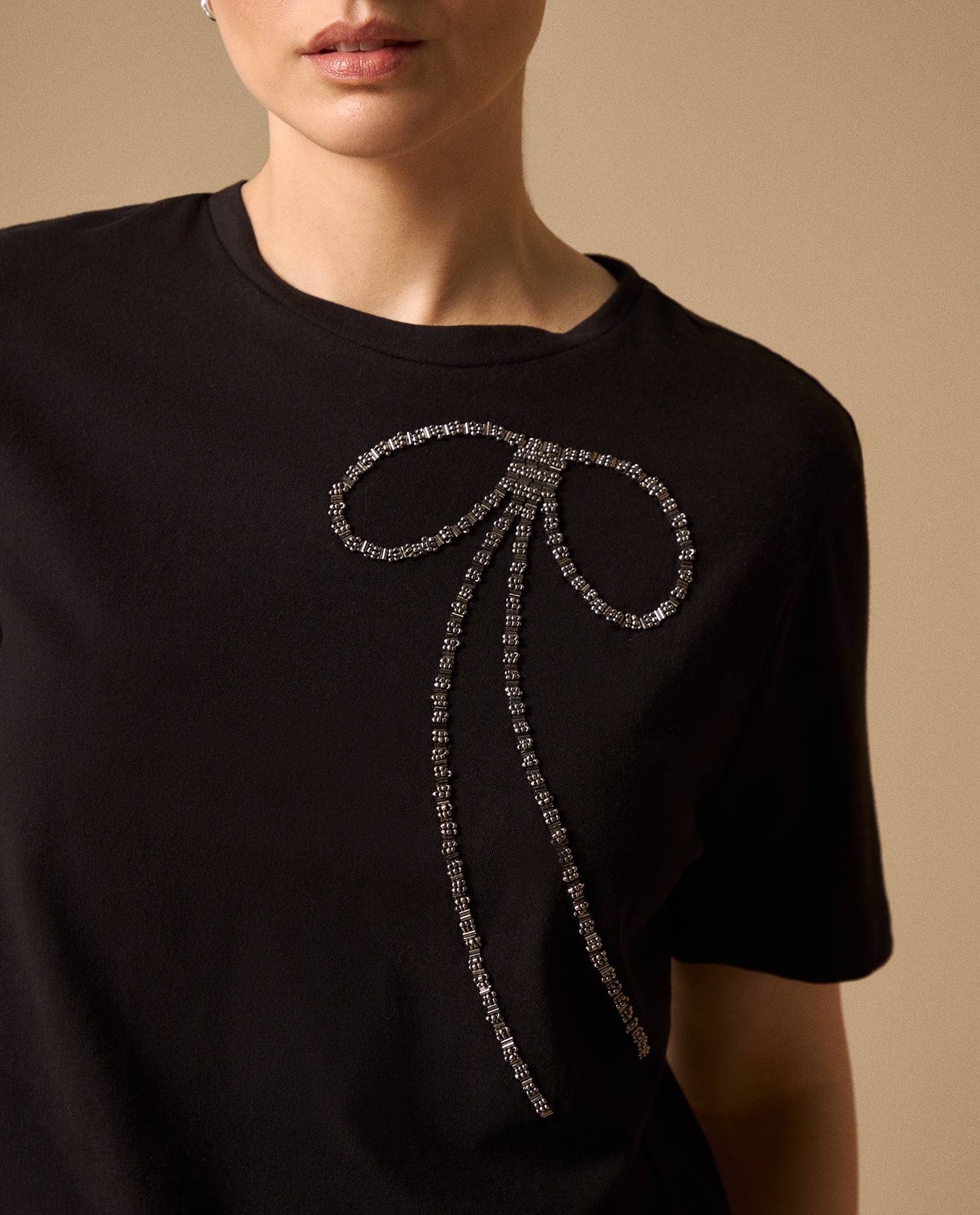 Camiseta Negra con Aplicación de Strass - Negro