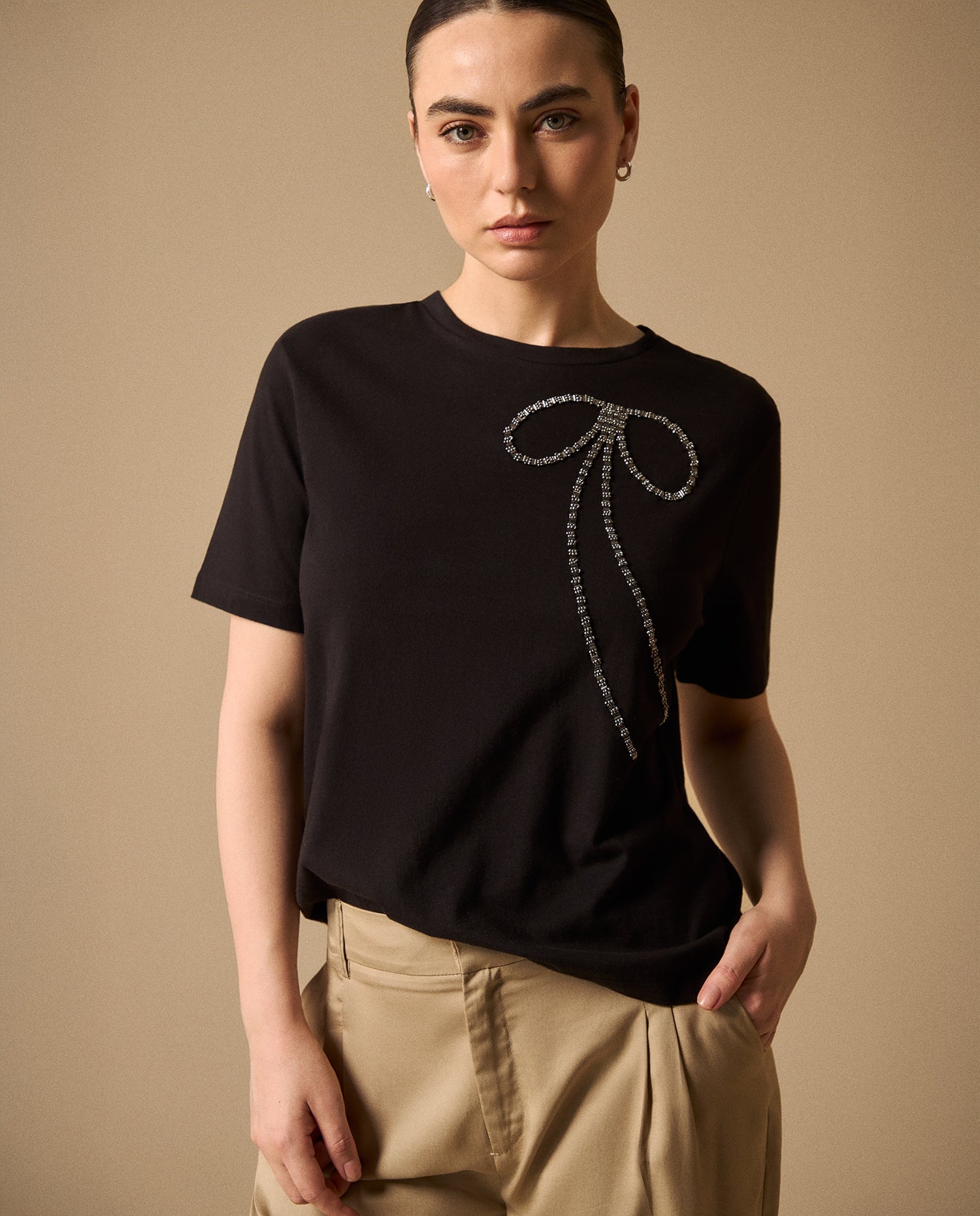 Camiseta Negra con Aplicación de Strass - Negro