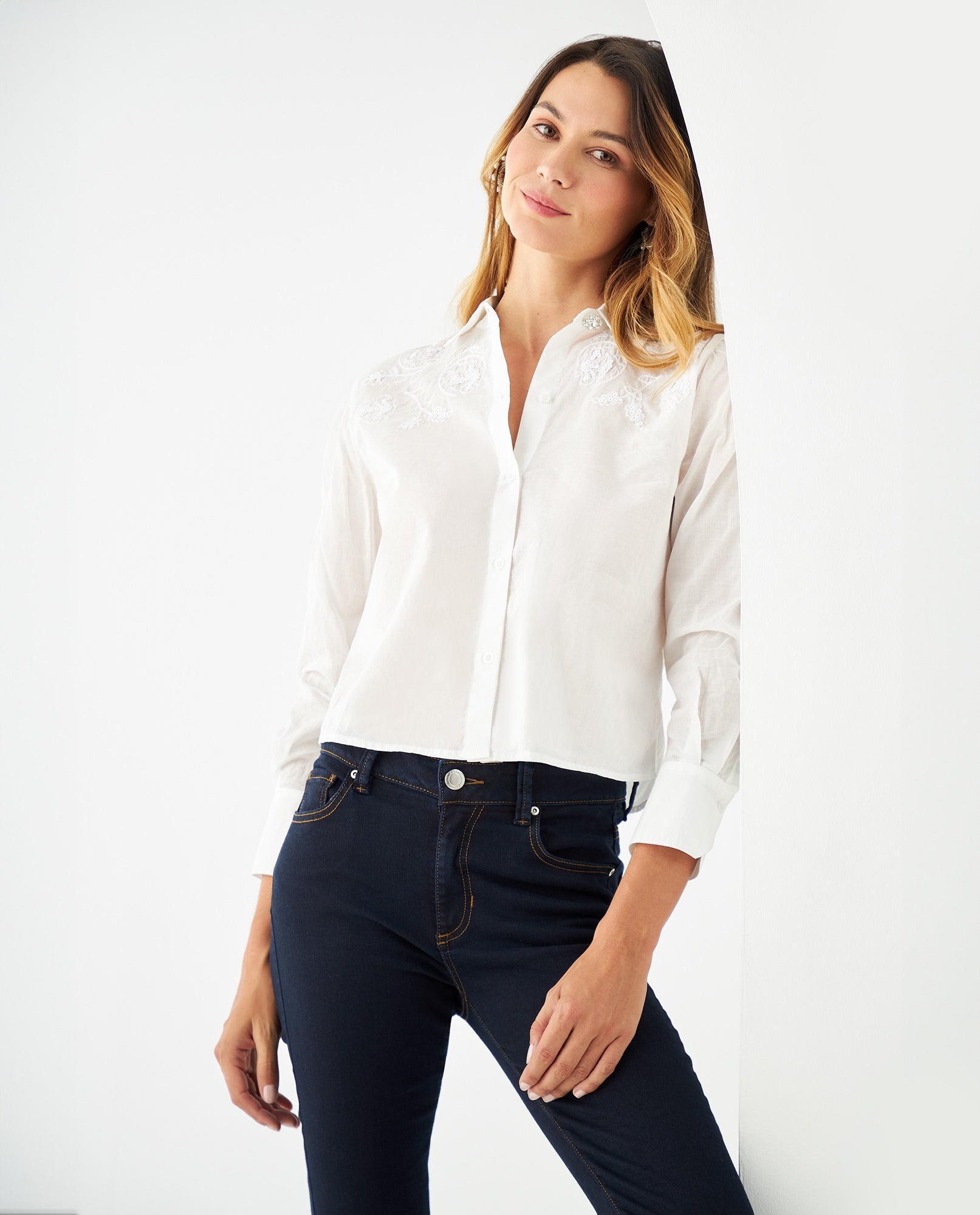Camisa con botón decorativo para mujer - Crudo 34_411F022_CRU110602_0