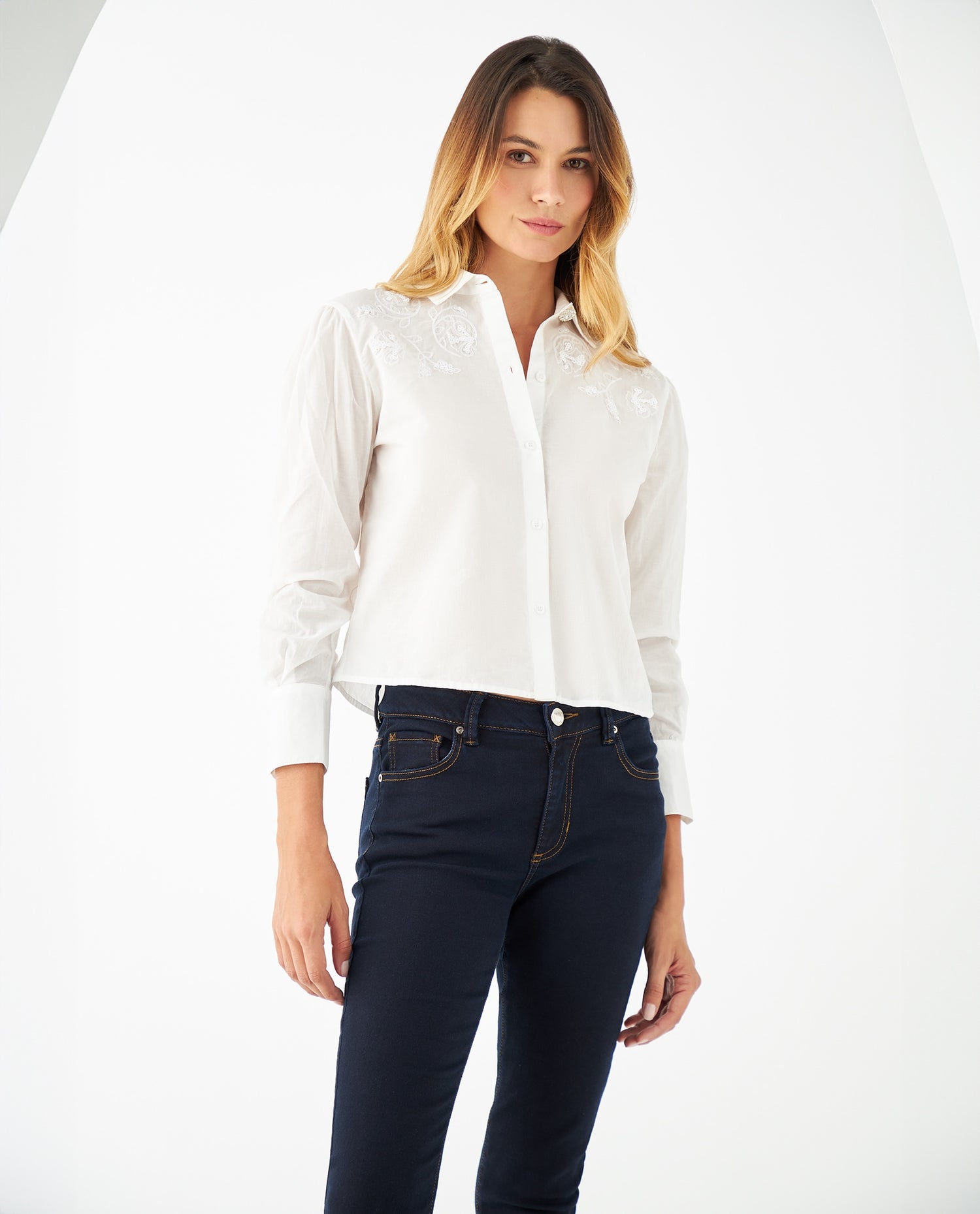 Camisa con botón decorativo para mujer - Crudo