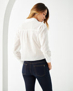 Camisa con botón decorativo para mujer - Crudo
