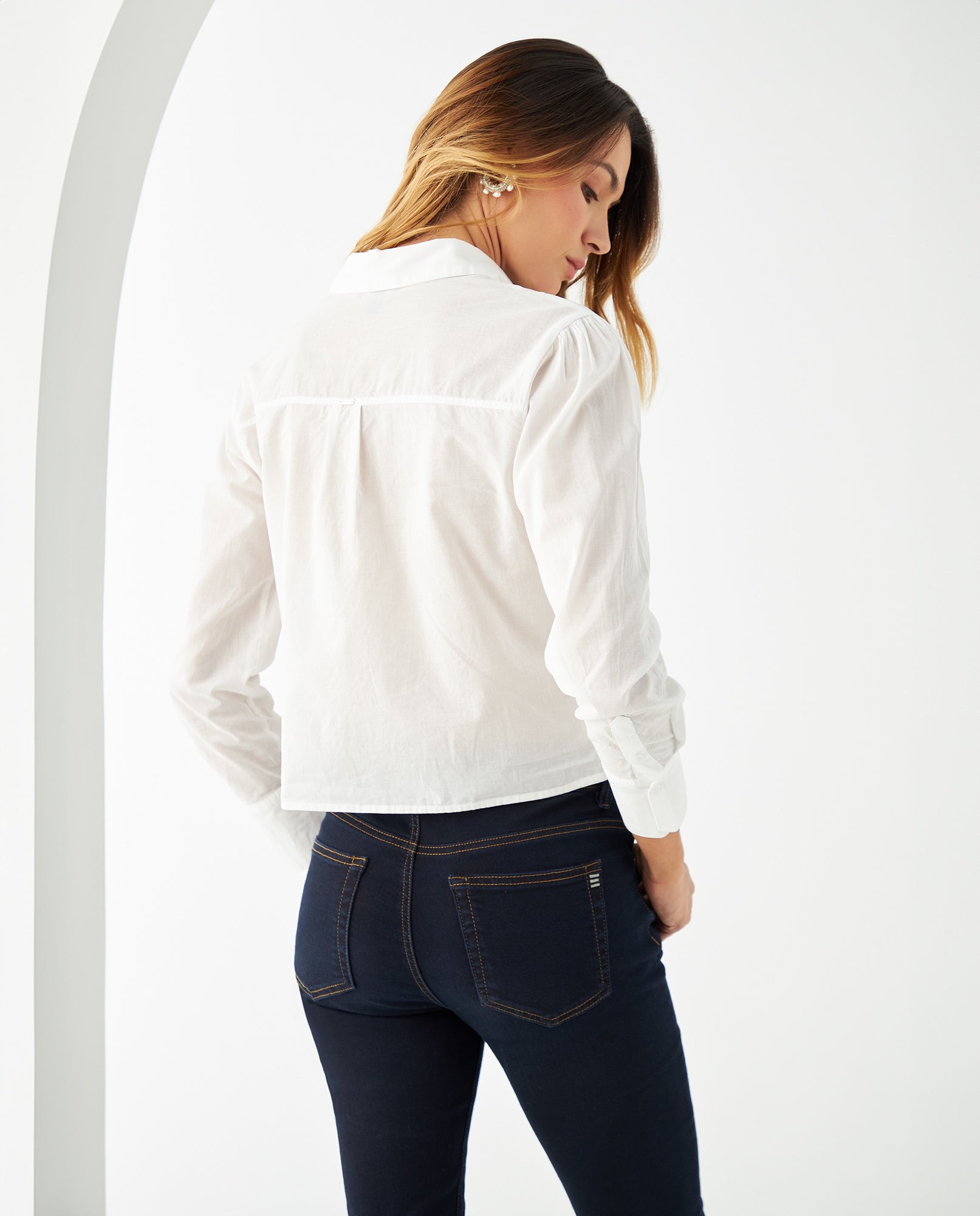 Camisa con botón decorativo para mujer - Crudo 34_411F022_CRU110602_5