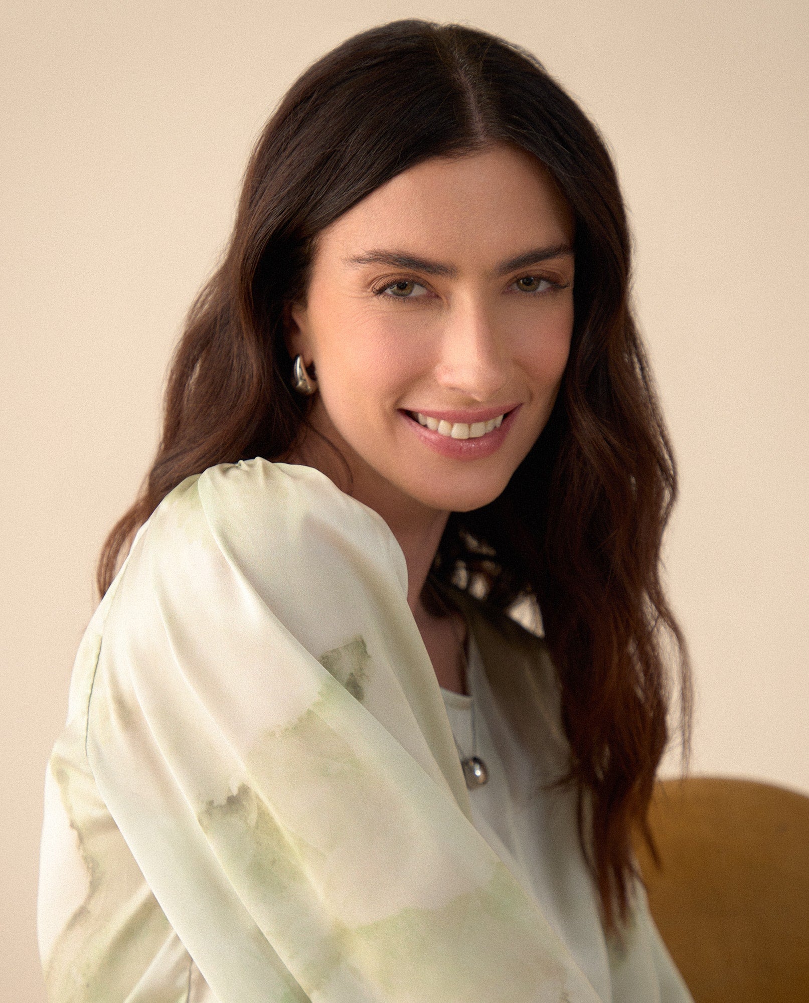 Camisa en tela tipo satín para mujer - Verde 34_411G022_VER160220_5