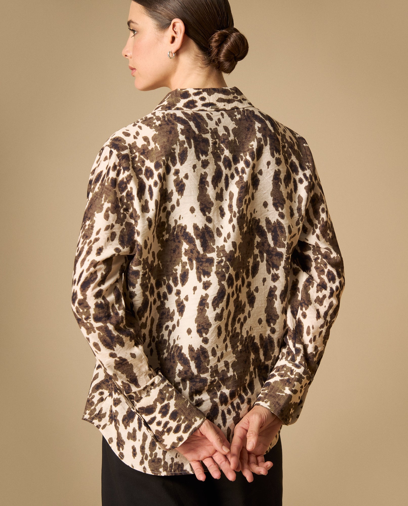 Camisa manga larga con acabado artesanal cuello camisero - Marron 34_411H012_MAR181307_5