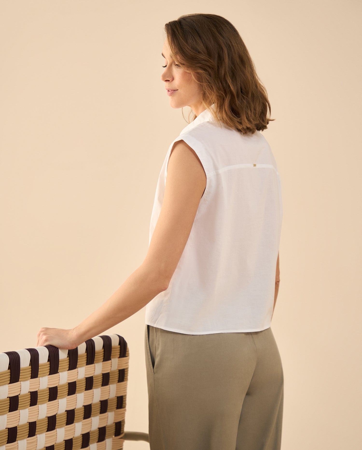 Camisa con flores bordadas a tono para mujer - Crudo