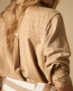 Camisa manga larga cuello camisero de tejido suave - Café