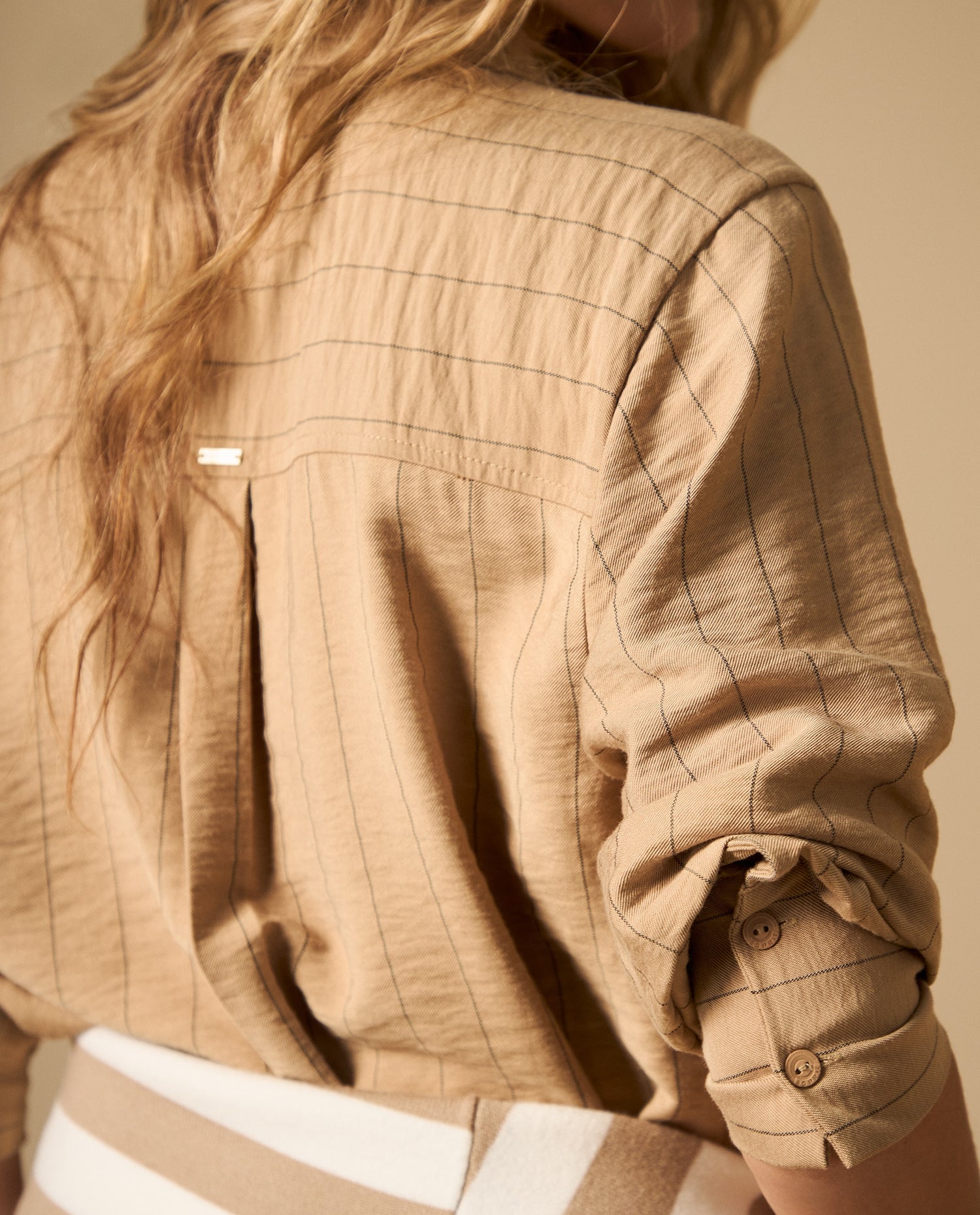 Camisa manga larga cuello camisero de tejido suave - Café