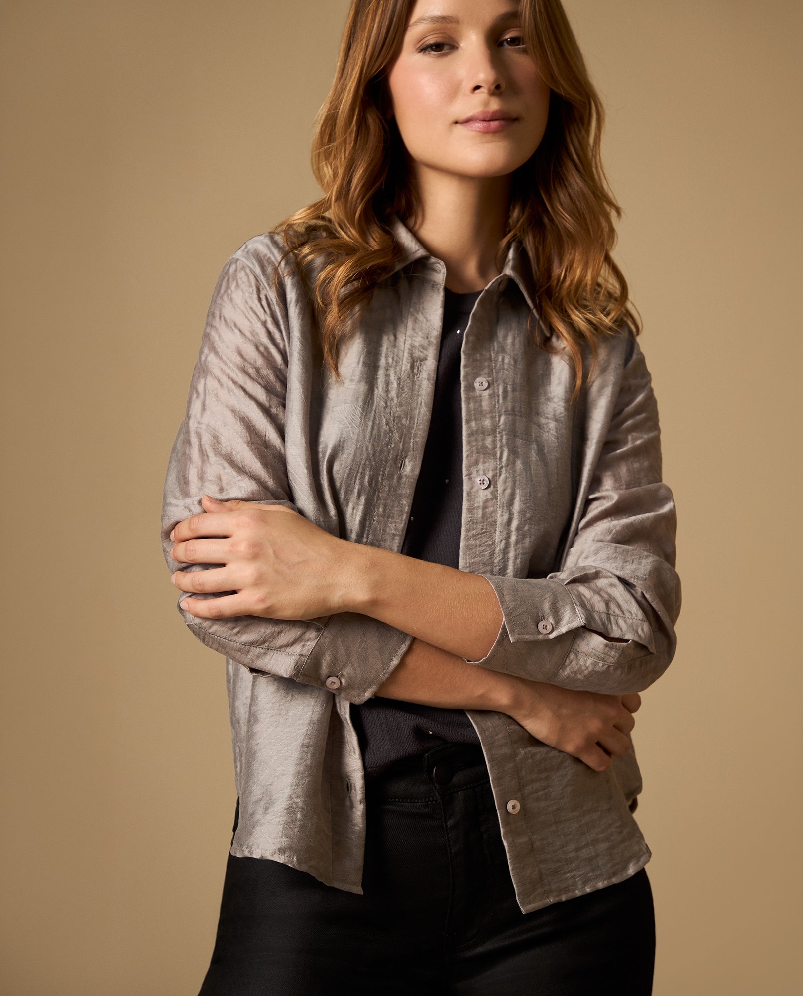 Camisa manga larga cuello camisero con acabado satinado - Gris 34_412H011_GRI164400_0