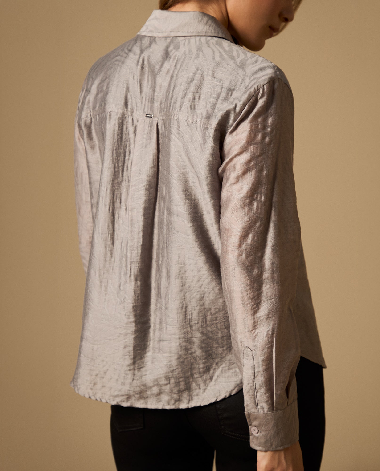 Camisa manga larga cuello camisero con acabado satinado - Gris 34_412H011_GRI164400_4