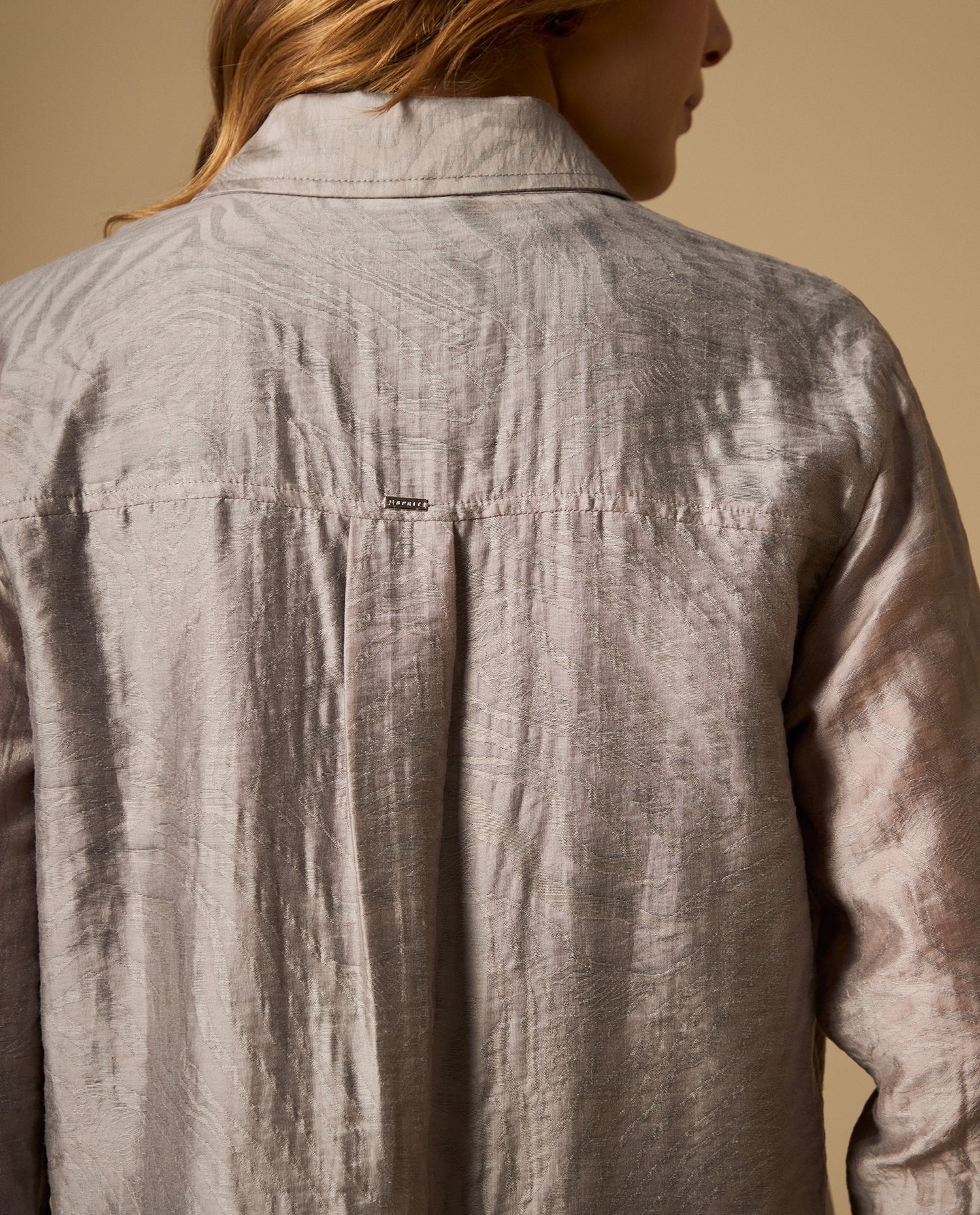 Camisa manga larga cuello camisero con acabado satinado - Gris
