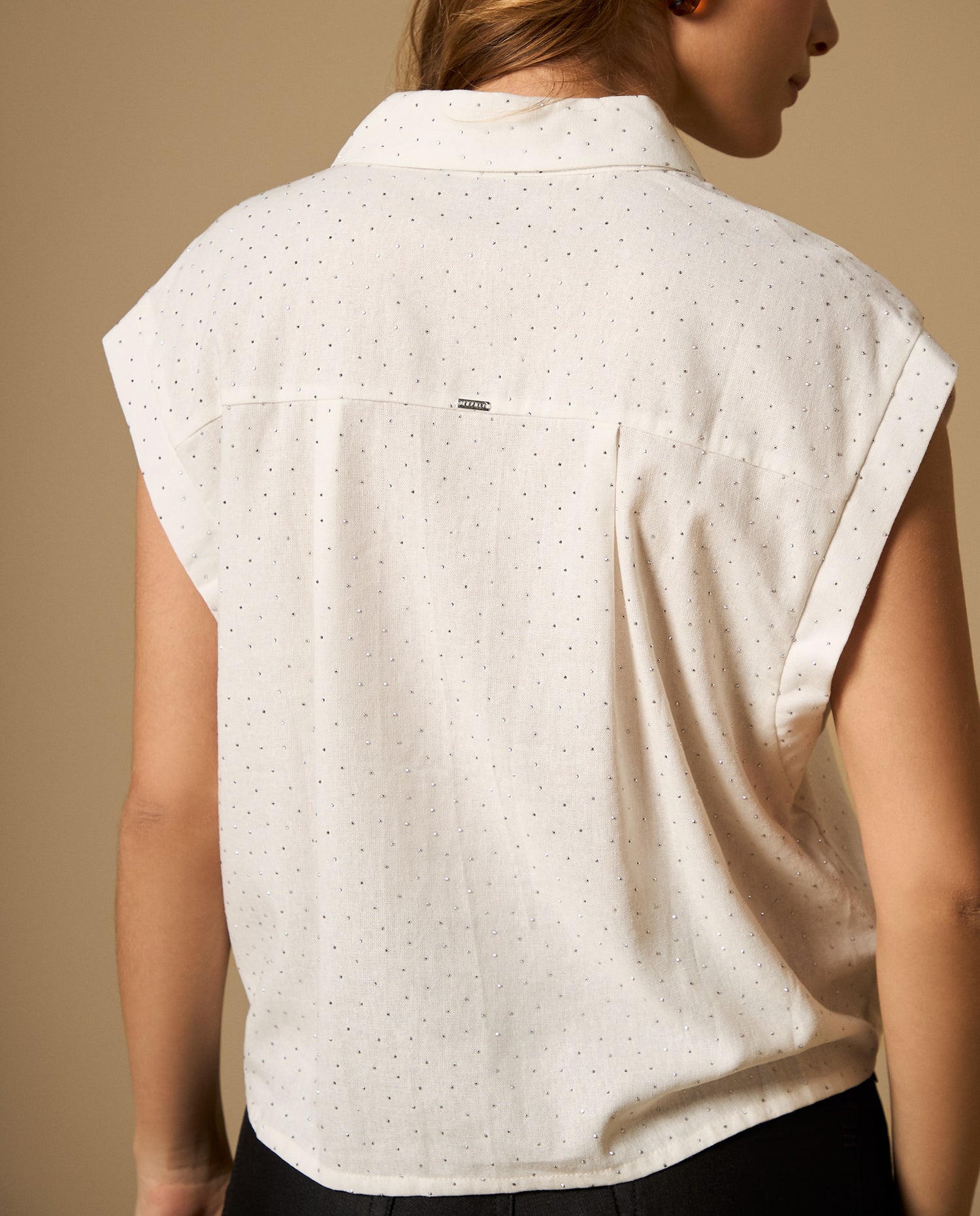 Camisa manga sisa con cuello camisero y textura de puntos - Blanco