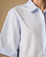 Camisa bordada manga corta con corte cropped y doblez en mangas - Azul