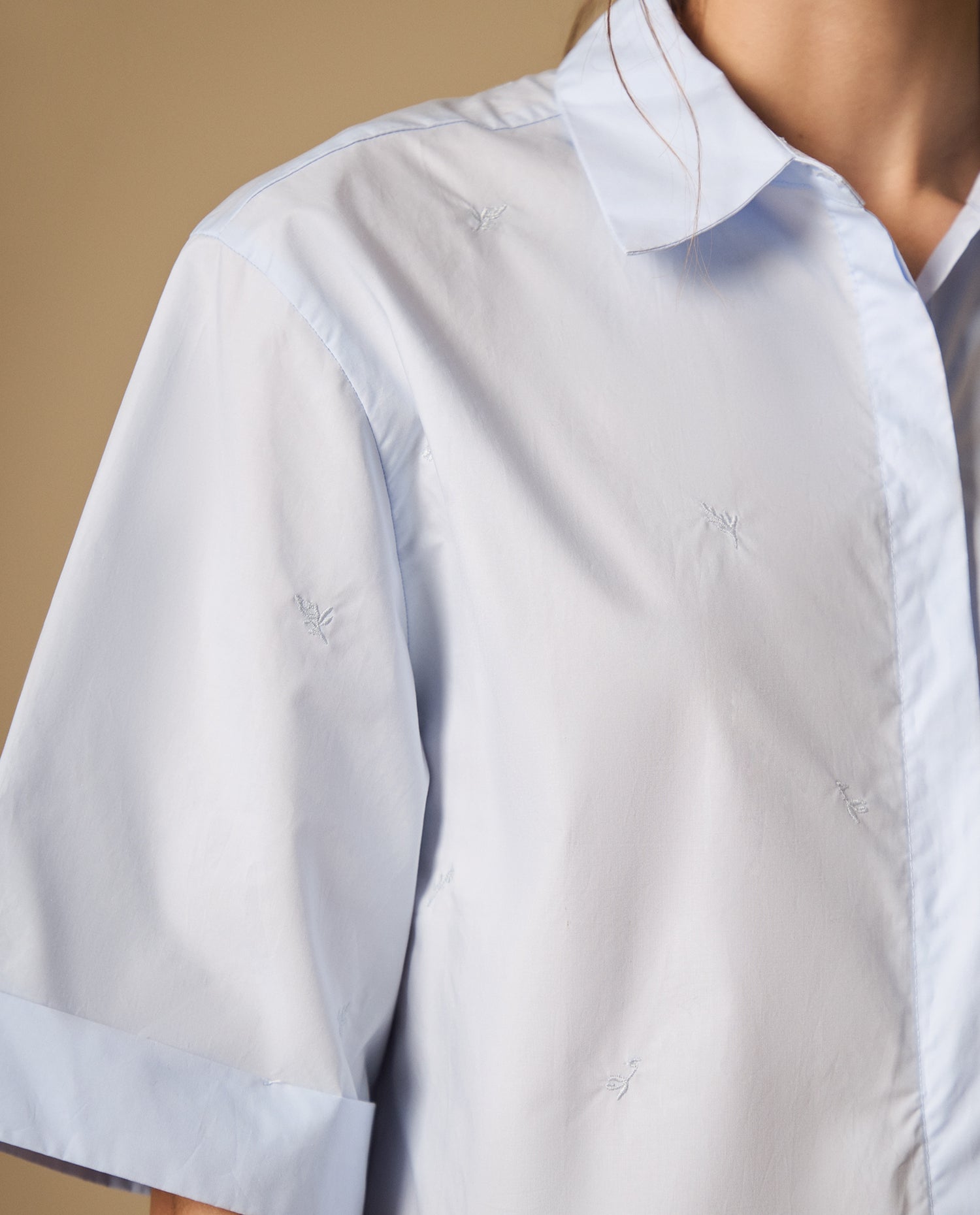 Camisa bordada manga corta con corte cropped y doblez en mangas - Azul