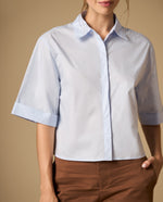 Camisa bordada manga corta con corte cropped y doblez en mangas - Azul