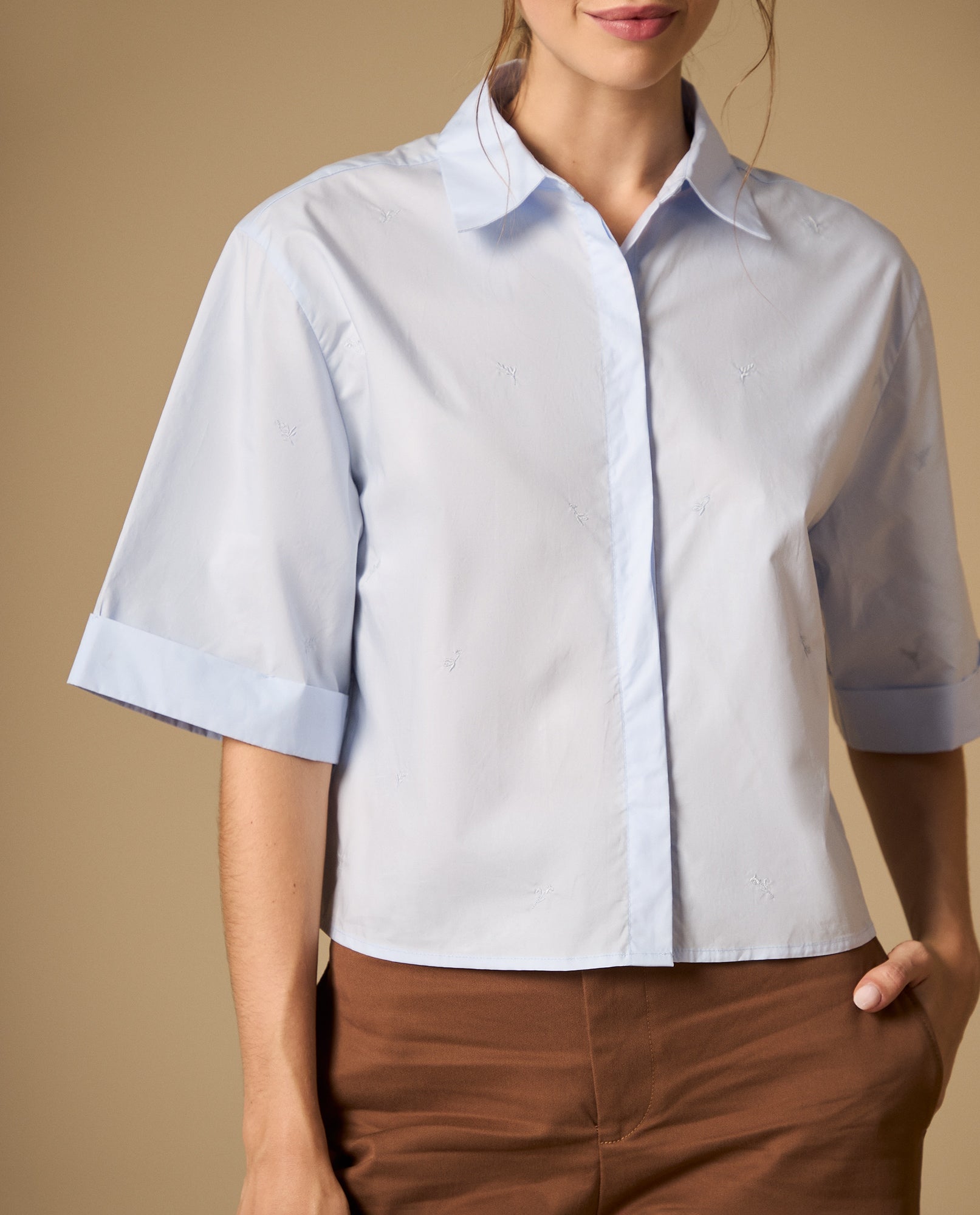 Camisa bordada manga corta con corte cropped y doblez en mangas - Azul 34_412H018_AZU134302_3