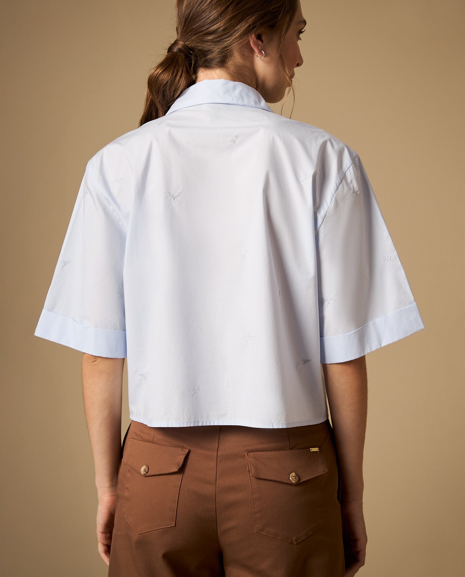 Camisa bordada manga corta con corte cropped y doblez en mangas - Azul