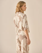 Camisa con estampado abstracto para mujer - Café