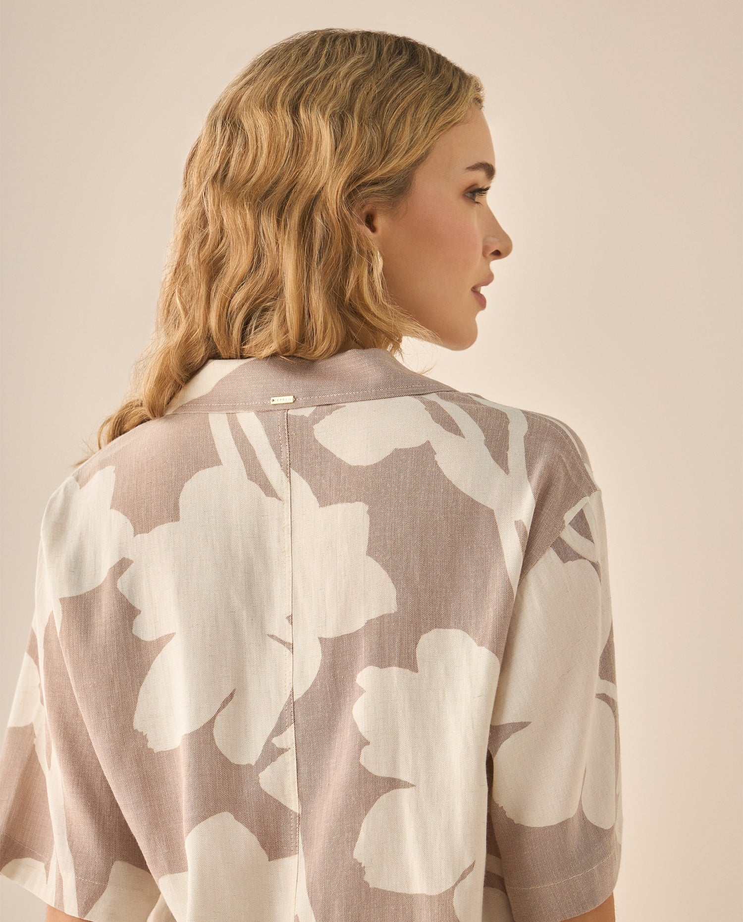 Camisa con estampado abstracto para mujer - Café