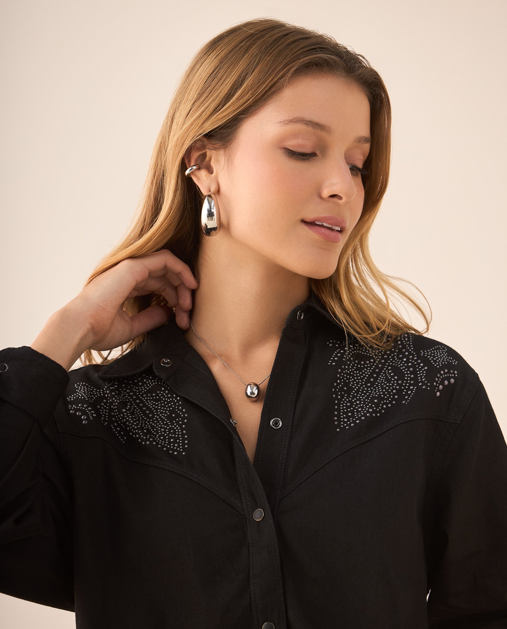 Camisa manga larga con apliques para mujer - Negro 34_419F002_NEG193909_3