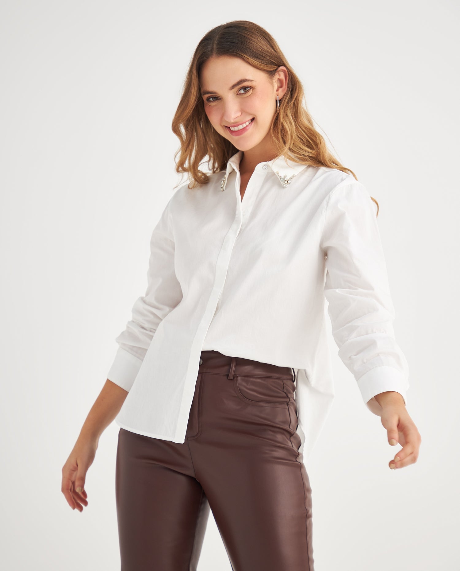 Camisa con aplique decorativo en cuello - Blanco