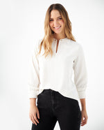 Camisa con pasador decorativo en cuello para mujer - Crudo