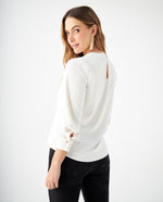 Camisa con pasador decorativo en cuello para mujer - Crudo