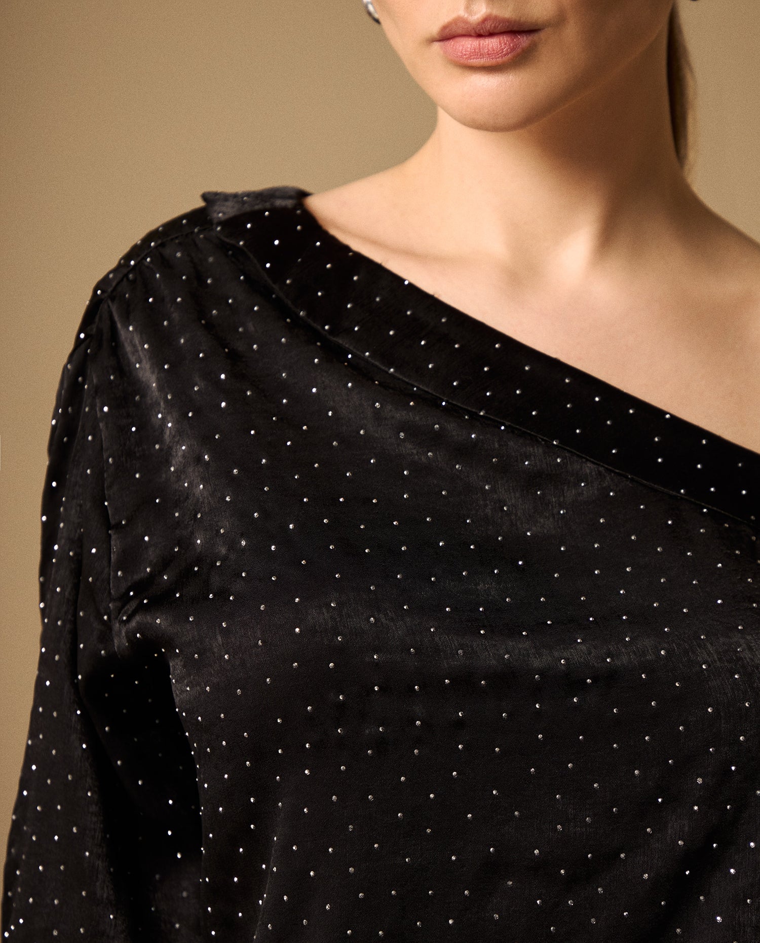 Camisa Asimétrica Puntos Negros - Negro