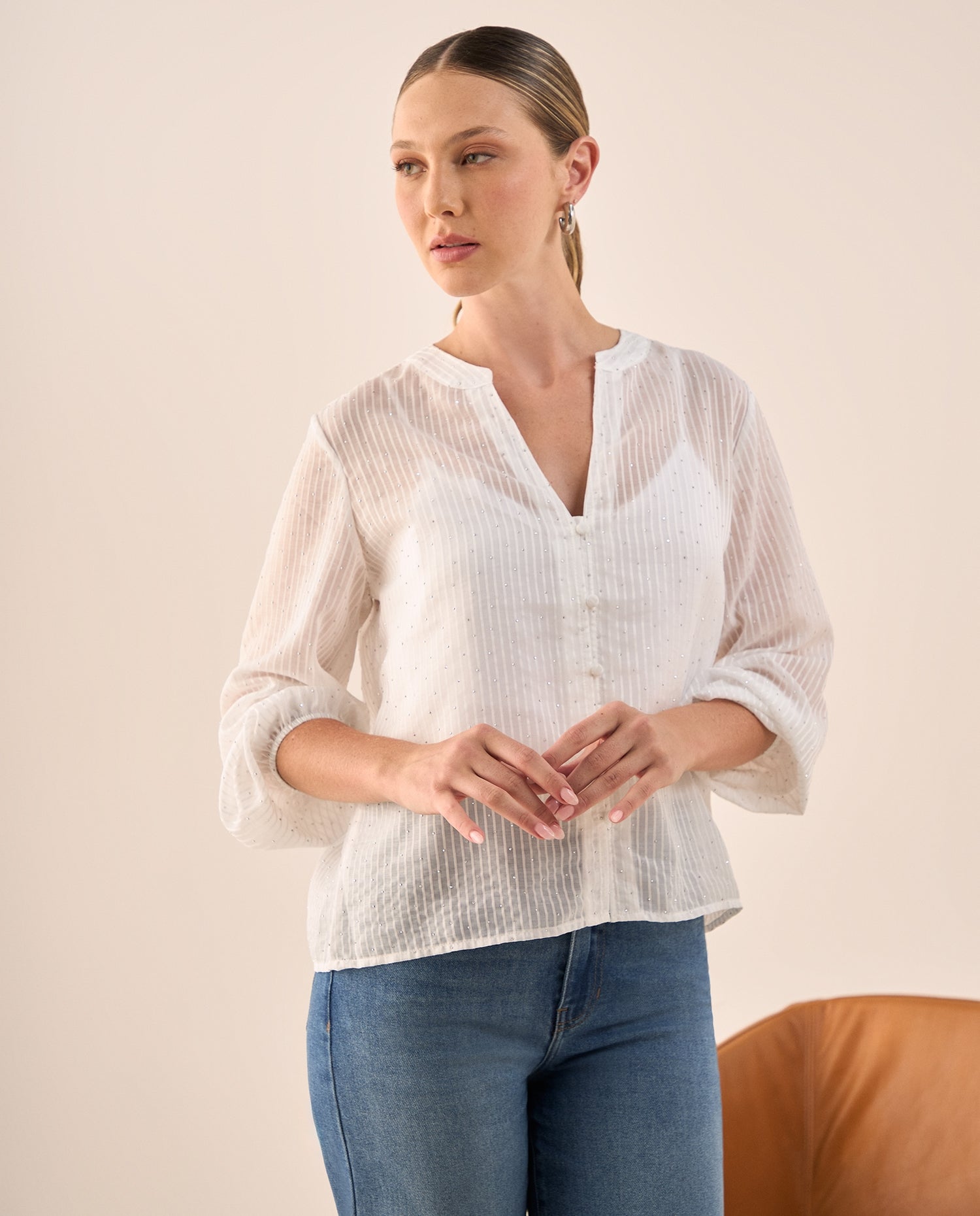 Camisa Blanca con Textura Rayada y Detalles Brillantes - Blanco