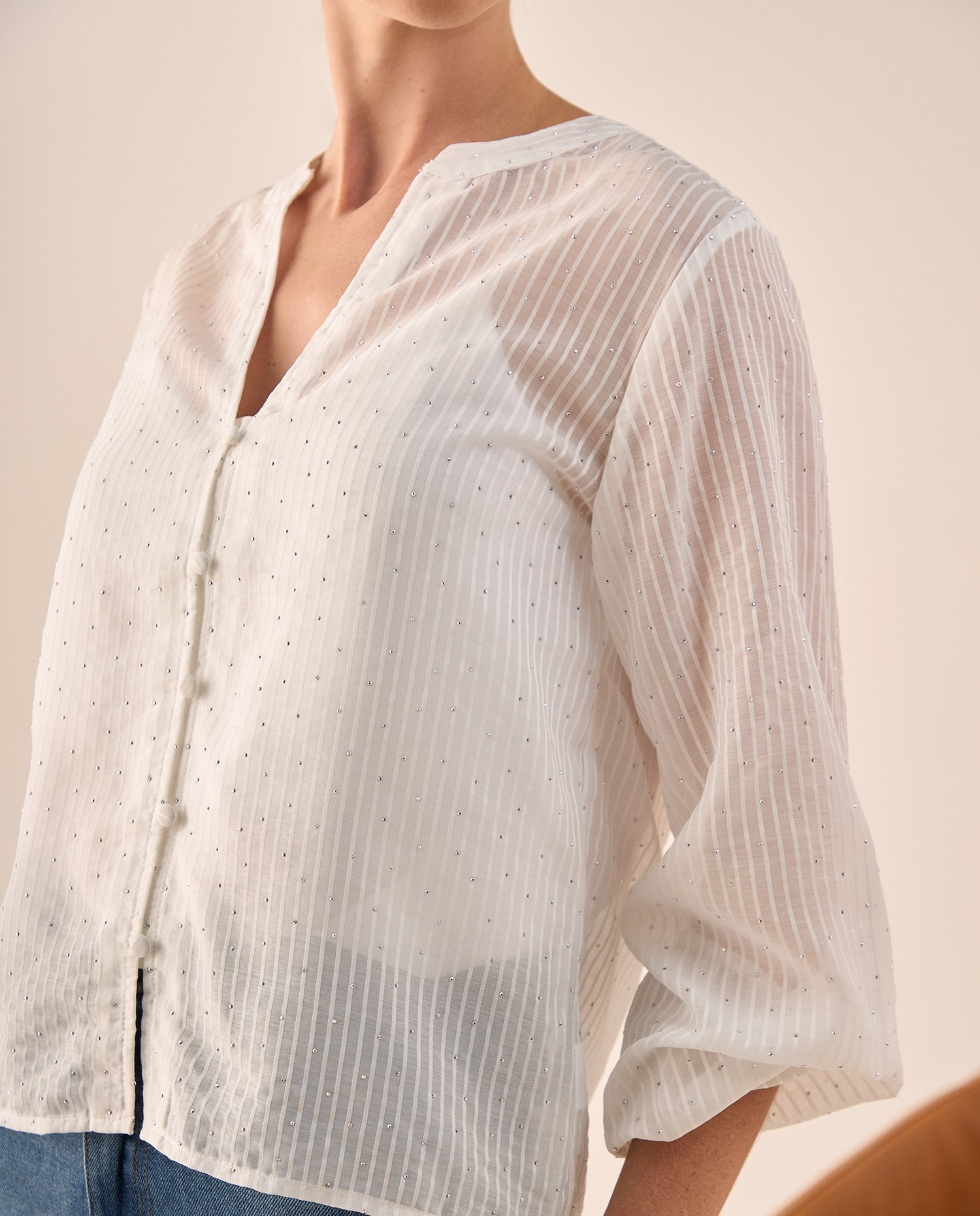 Camisa Blanca con Textura Rayada y Detalles Brillantes - Blanco